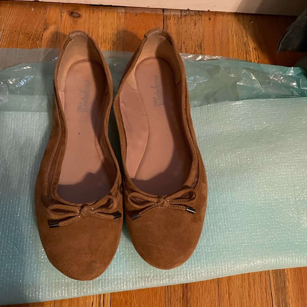 Brown leather ballet flat
